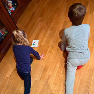 Carlos y María haciendo Yoga Infantil de Coaching con Arte de Cristina Gómez